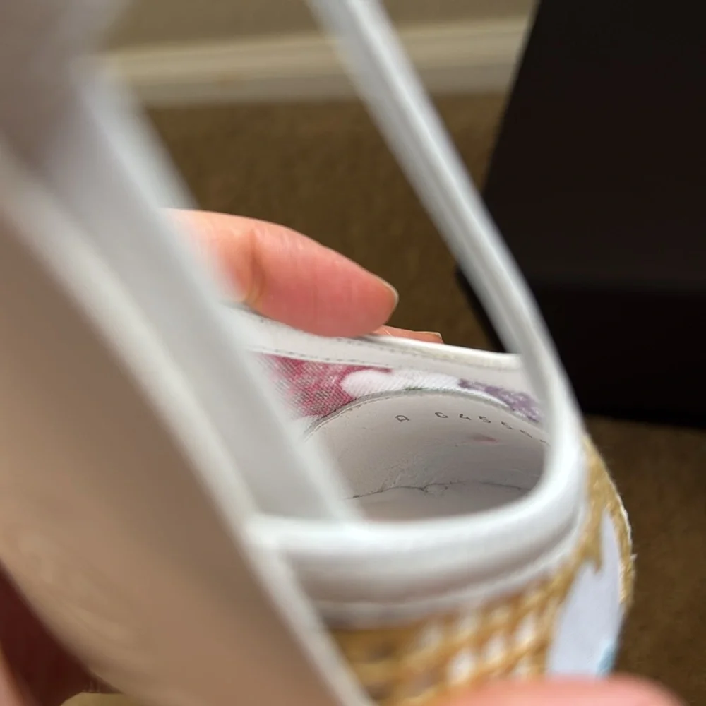 CHANEL 
Guipure Patent Embroidered Floral Cap Toe CC Slingback heels 37.5 White - Picture 6 of 8